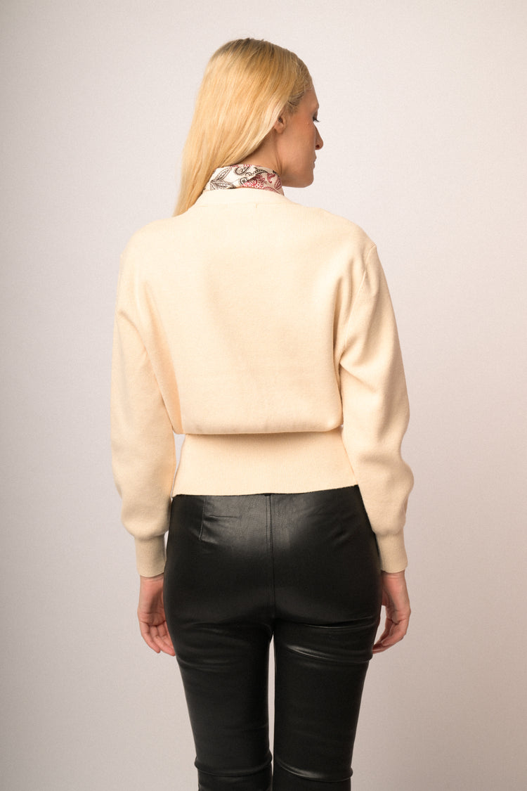 Maglia scollata con bottone