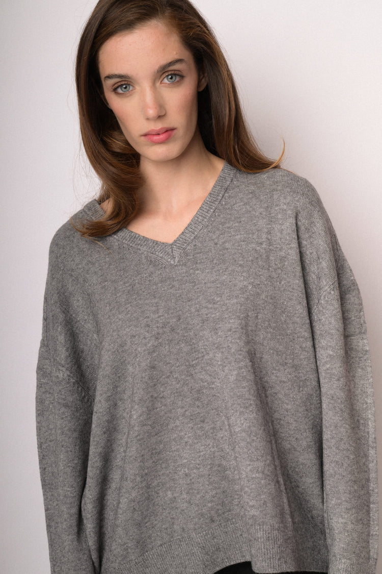 Maglia over con scollo a V grigia