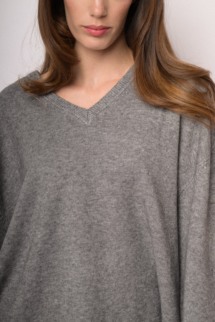 Maglia over con scollo a V grigia