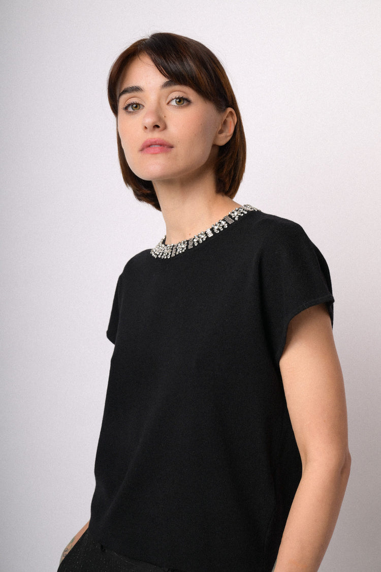 Maglia nera con girocollo gioiello