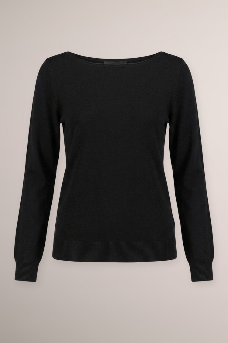 Pull in maglia nera con scollo a barchetta