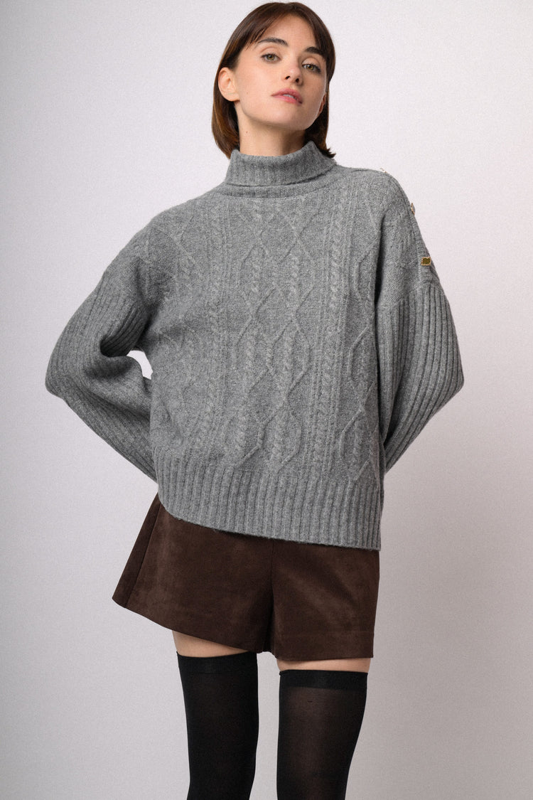 Maglia grigia a trecce con bottoni gioiello
