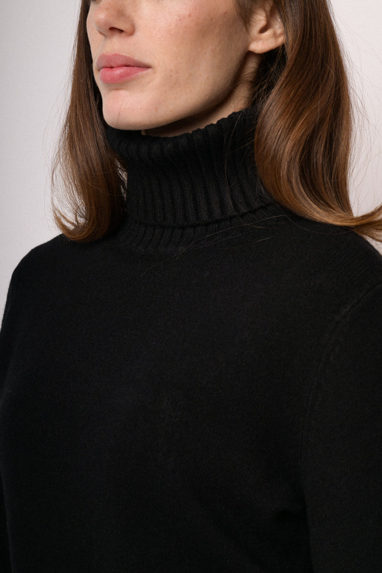 Maglia a collo alto a costine nera