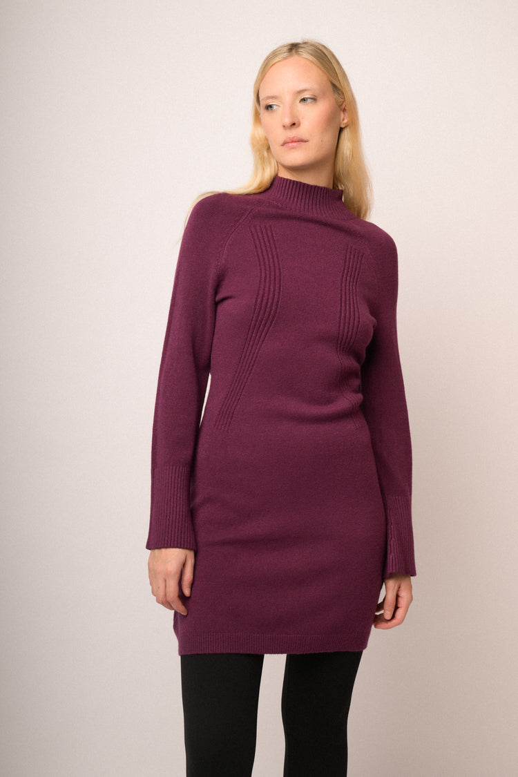 Abito con colletto e accessorio