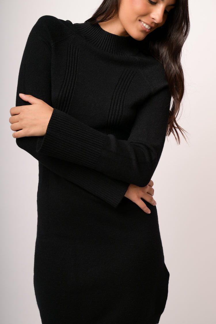 Abito con colletto e accessorio