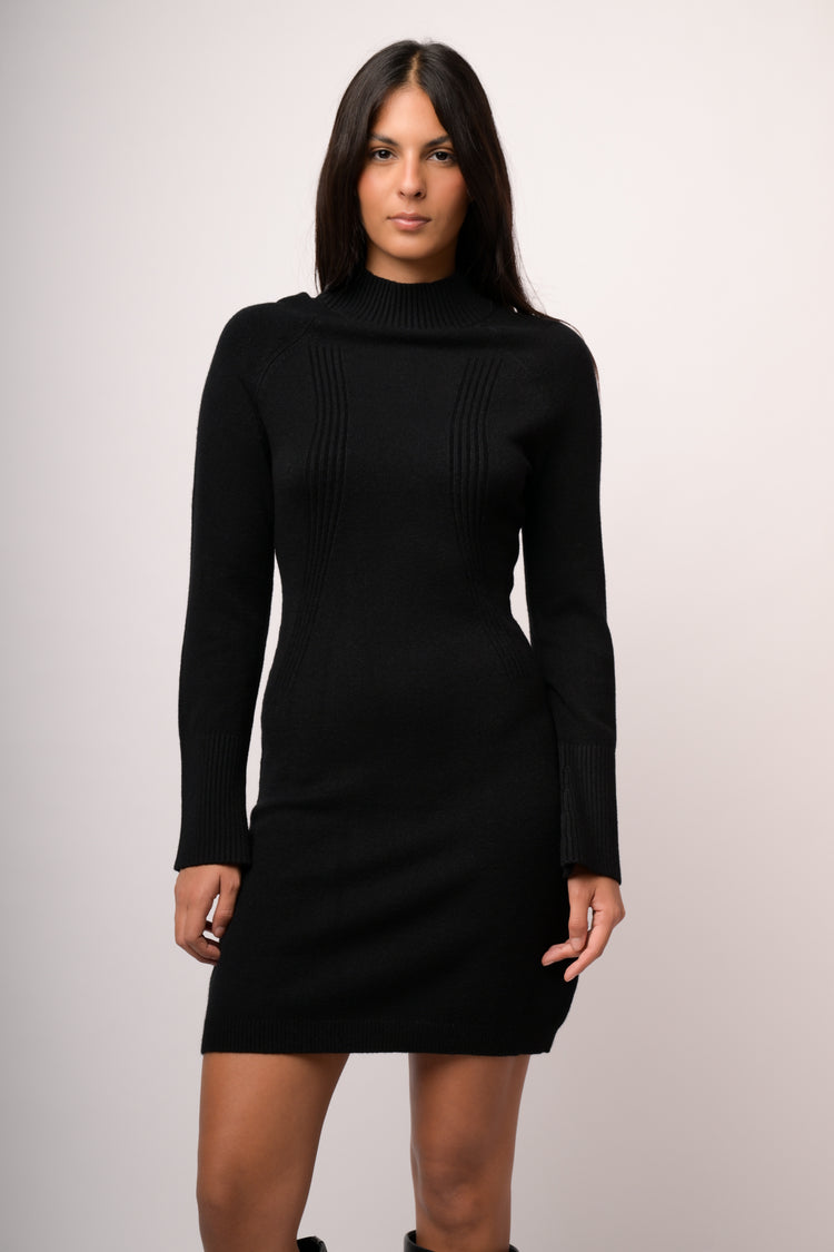 Abito con colletto e accessorio