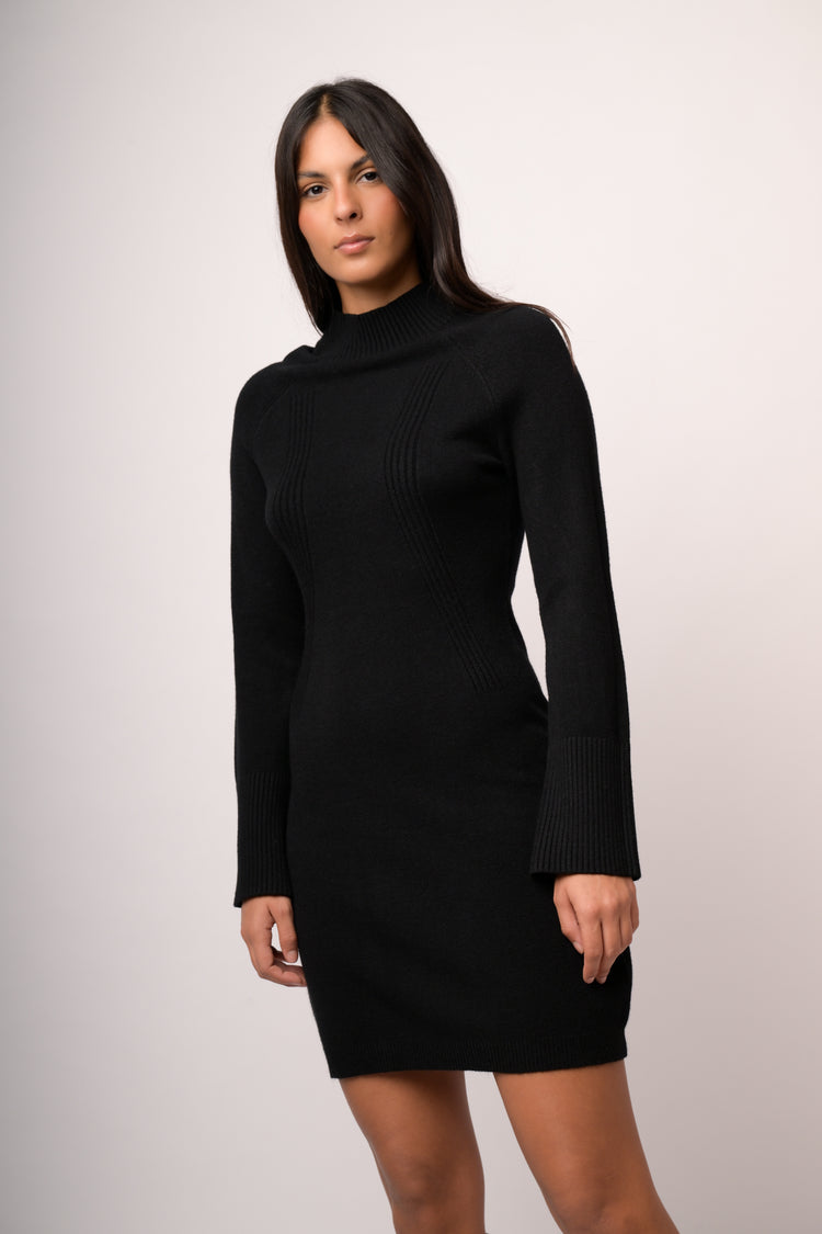 Abito con colletto e accessorio