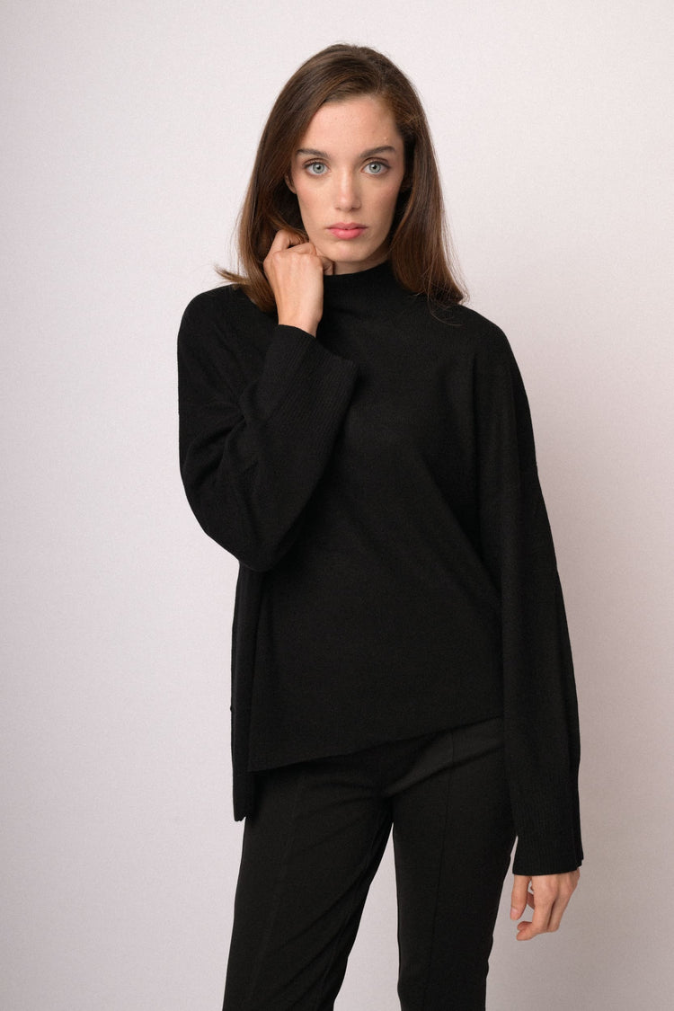 Maglia over nera con fondo asimmetrico
