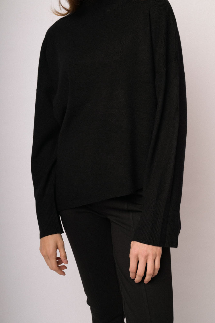 Maglia over nera con fondo asimmetrico