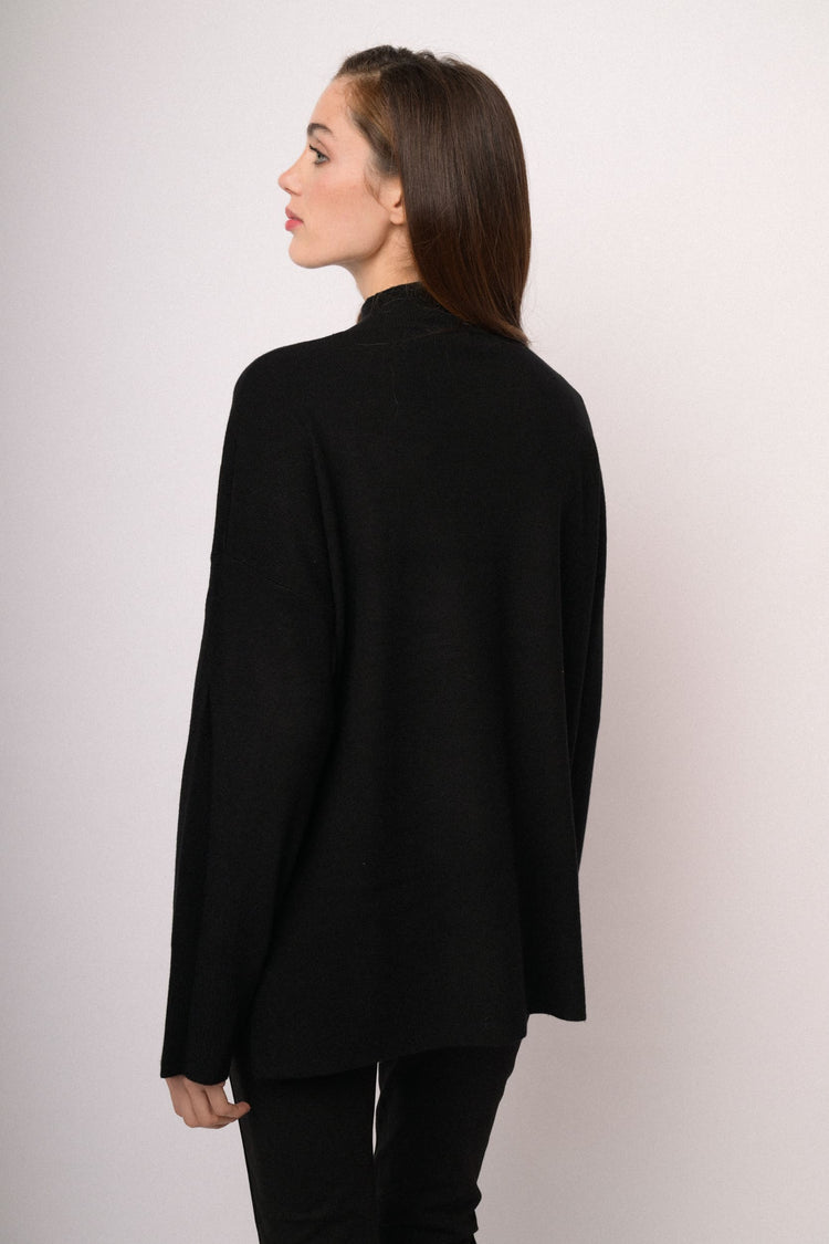 Maglia over nera con fondo asimmetrico