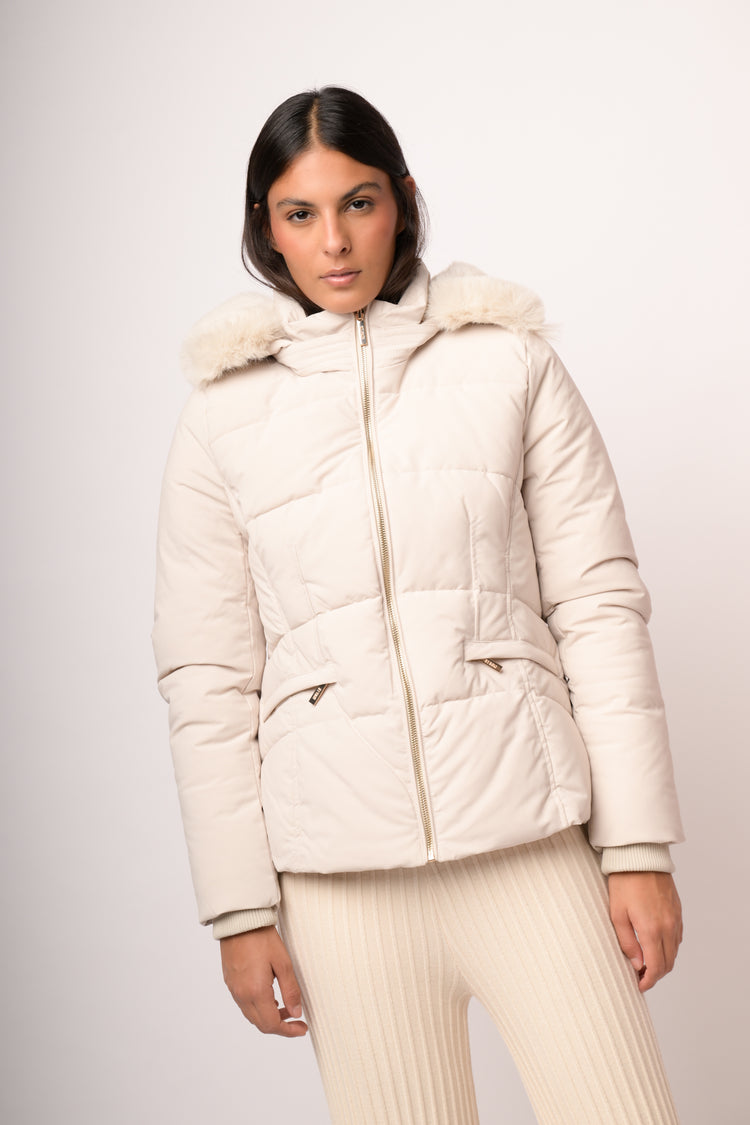 Piumino corto beige con cappuccio in faux fur