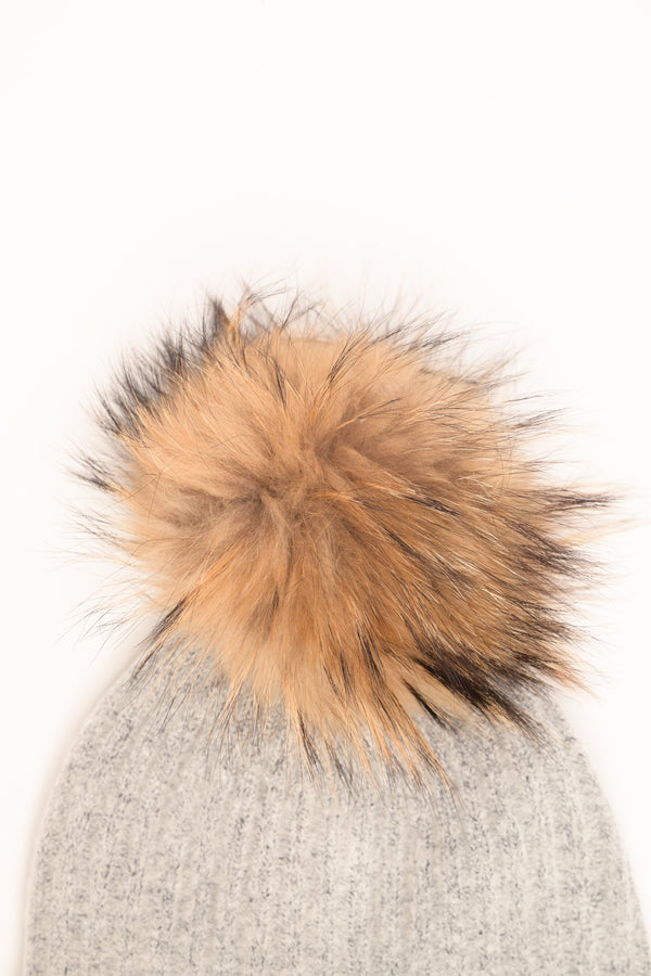 Cappello a coste con pon pon grigio