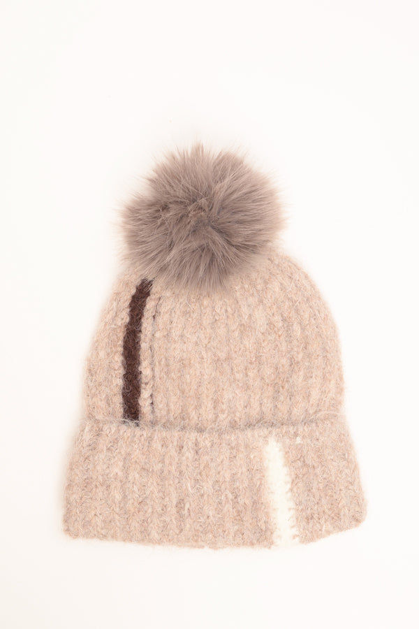 Cappello con pon pon e dettagli fango