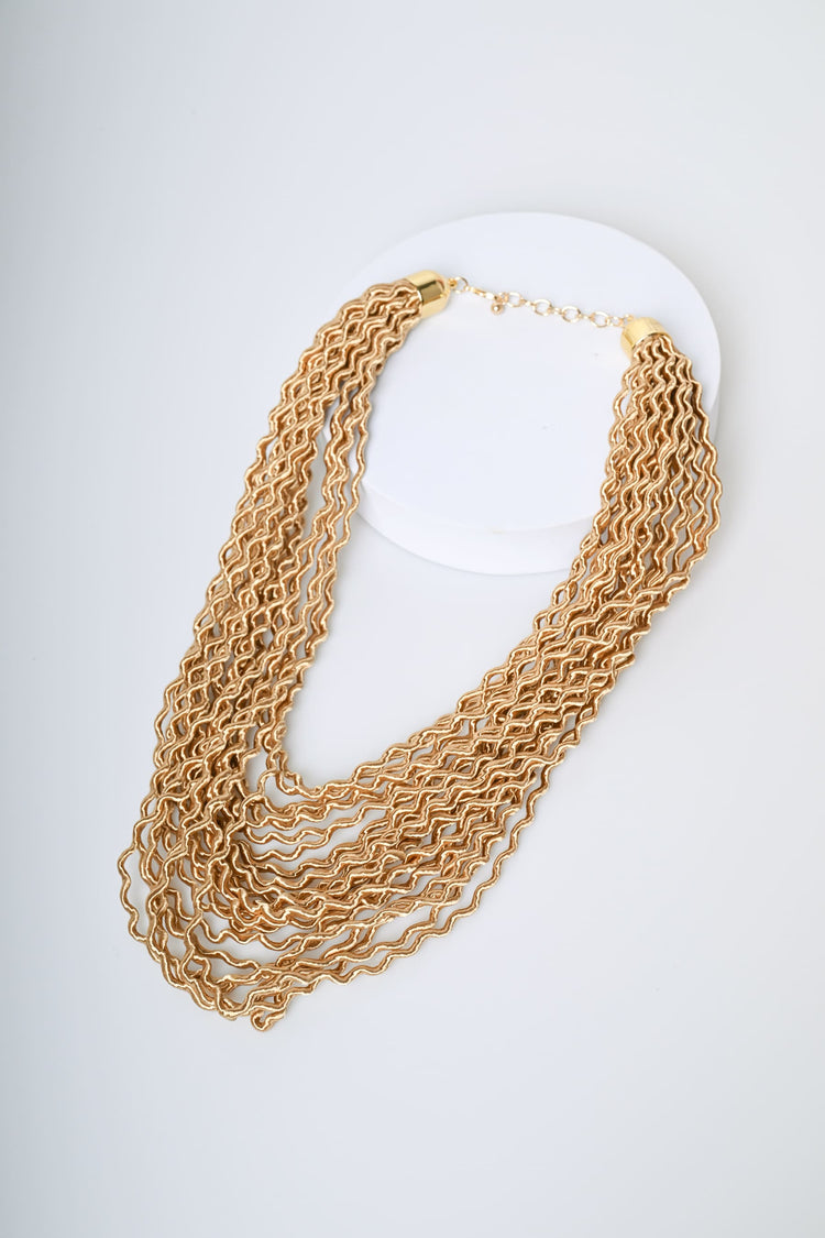 Collana con fili ondulati