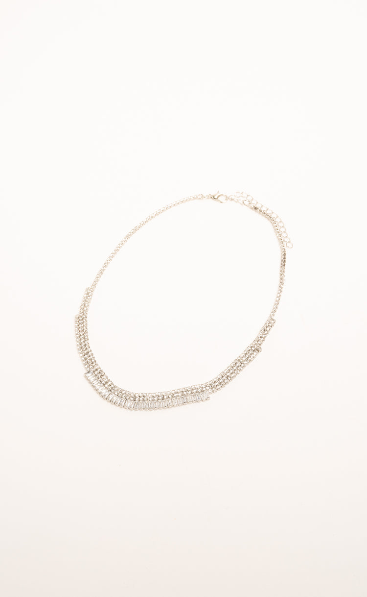 Collana in metallo argentato con strass