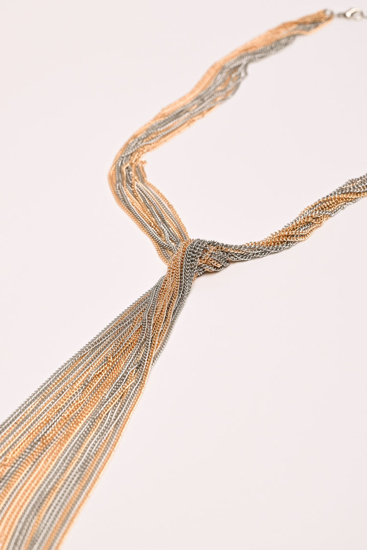 Collana lunga con catenelle e nodo