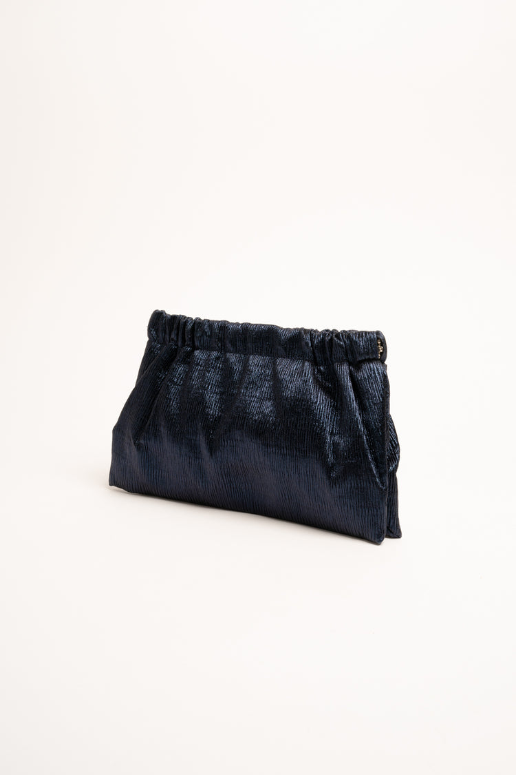 Pochette arricciata in tessuto lamé blu