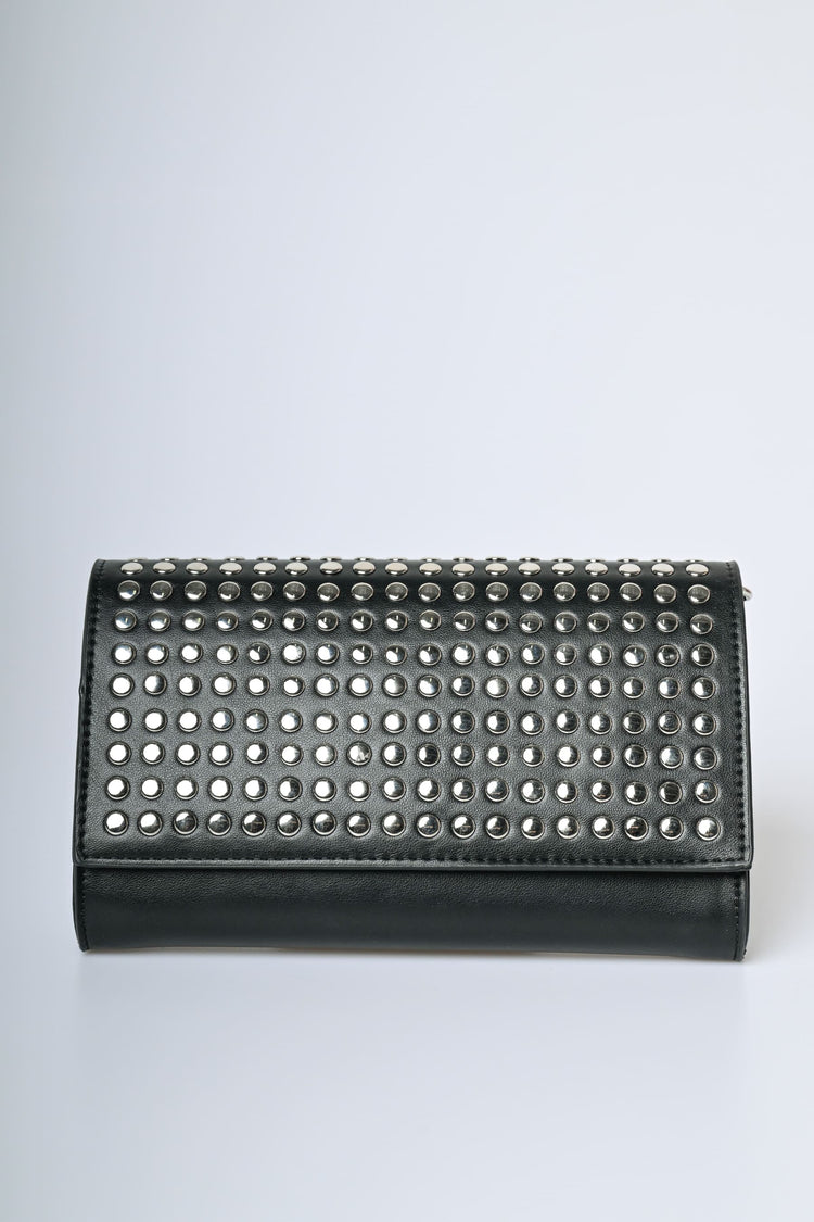 Pochette in similpelle nera con decorazione borchie