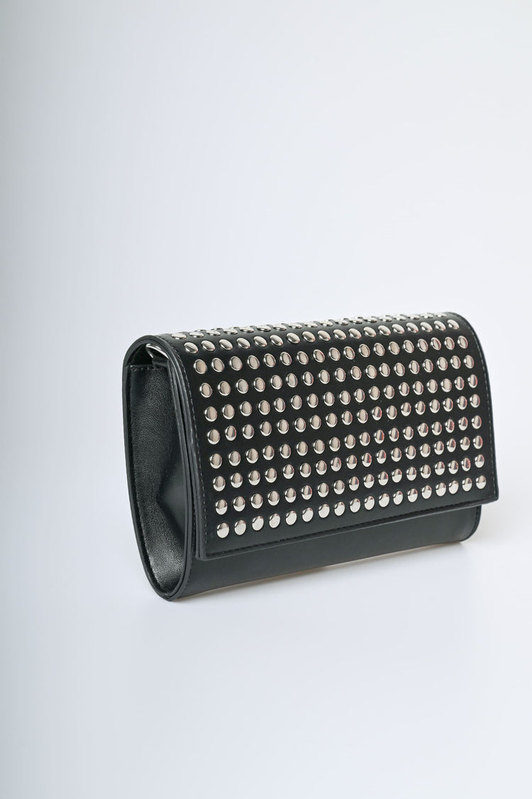 Pochette in similpelle nera con decorazione borchie