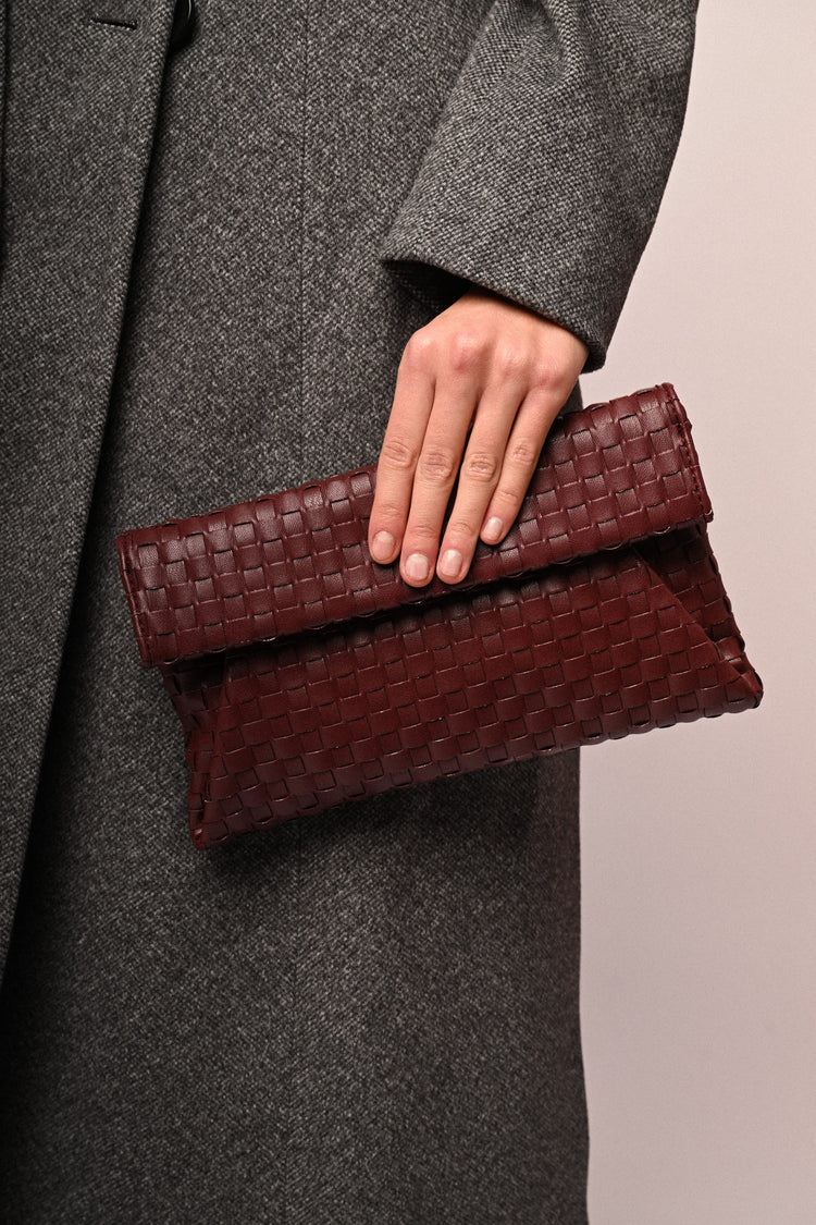 Pochette bordeaux con motivo intrecciato