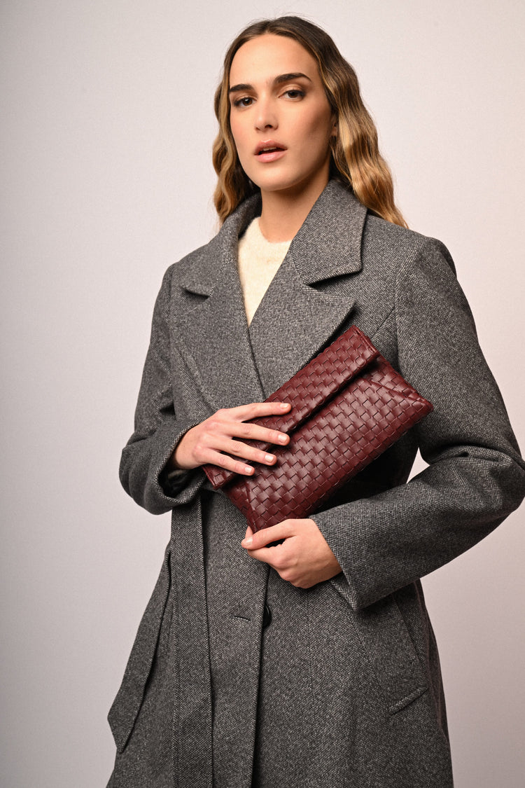 Pochette bordeaux con motivo intrecciato