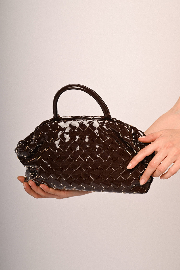 Borsa a mano in vernice con motivo intrecciato