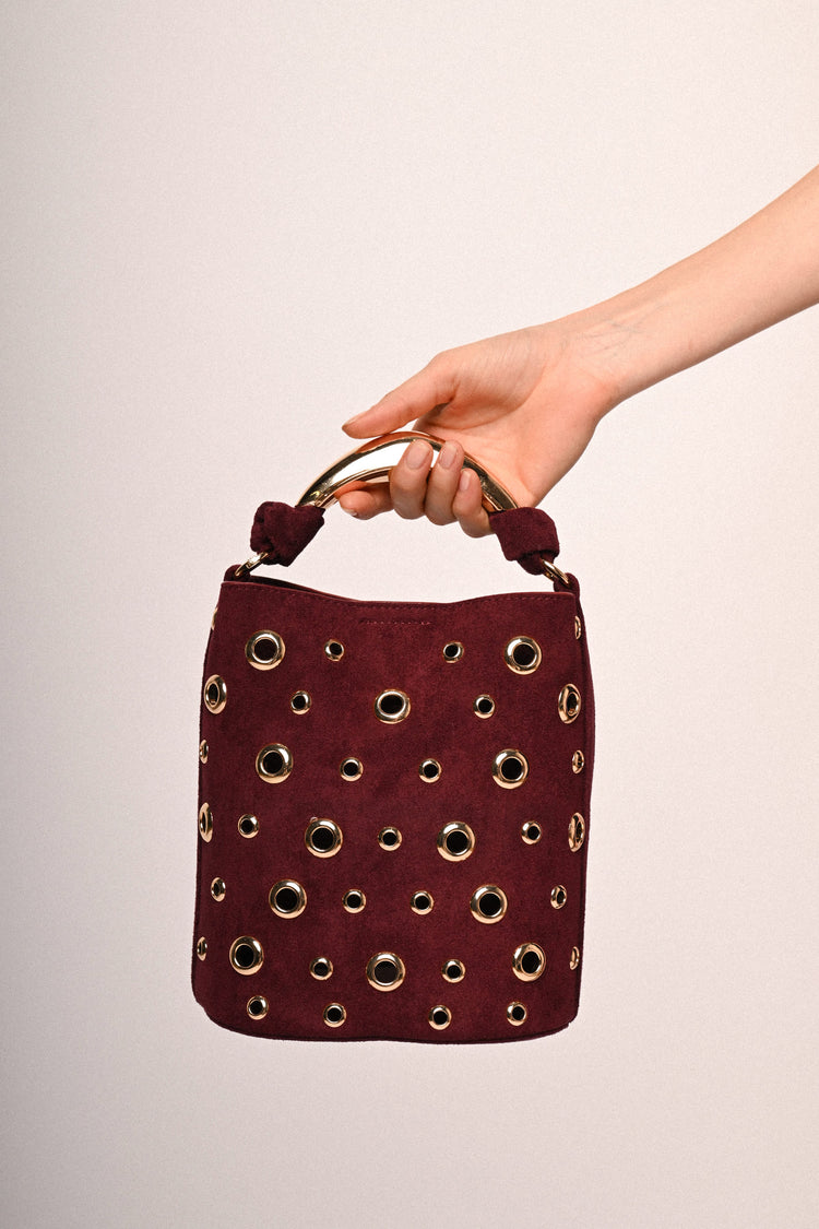Borsa a secchiello con decorazione borchie