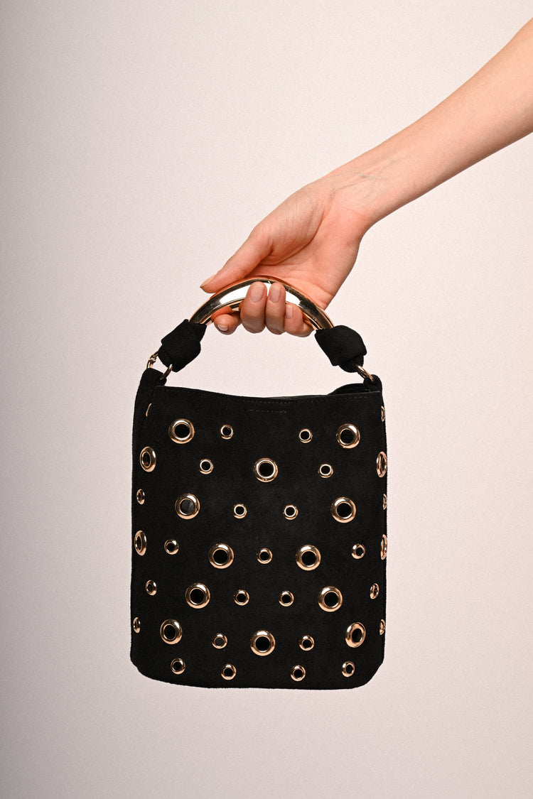 Borsa a secchiello con decorazione borchie