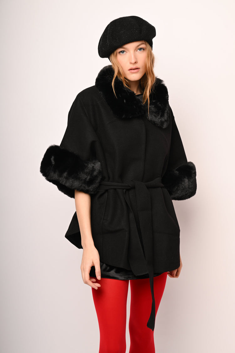 Mantella con cintura e profili in faux fur