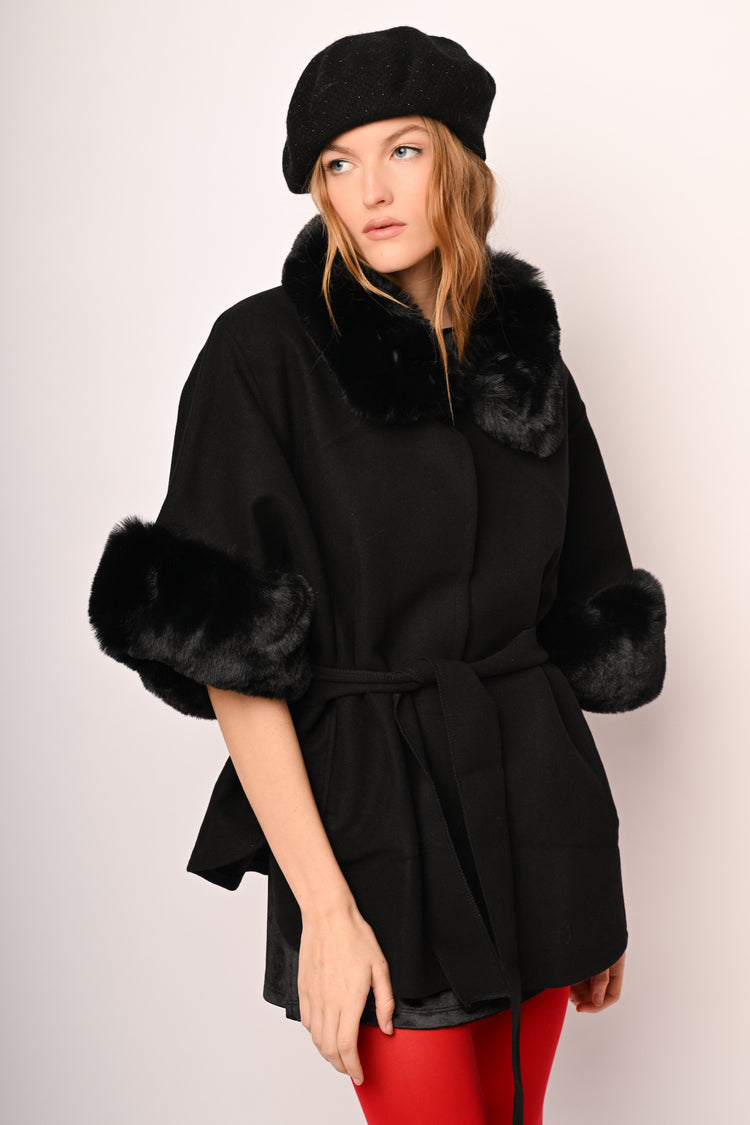 Mantella con cintura e profili in faux fur
