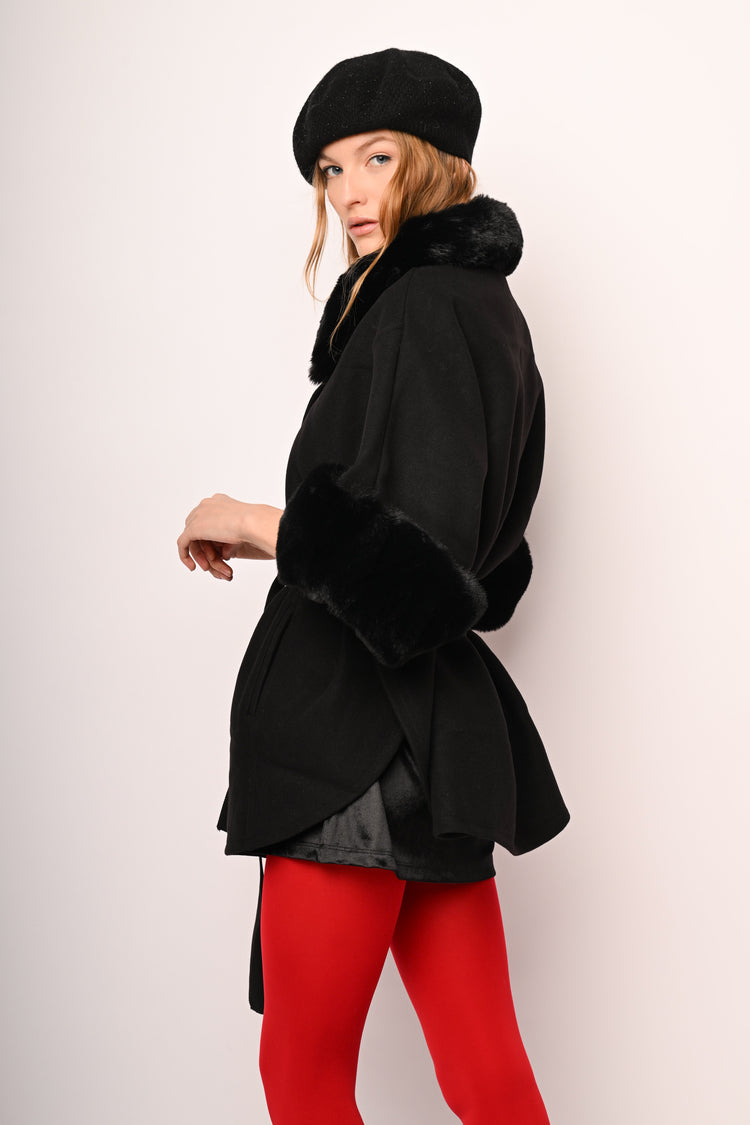 Mantella con cintura e profili in faux fur