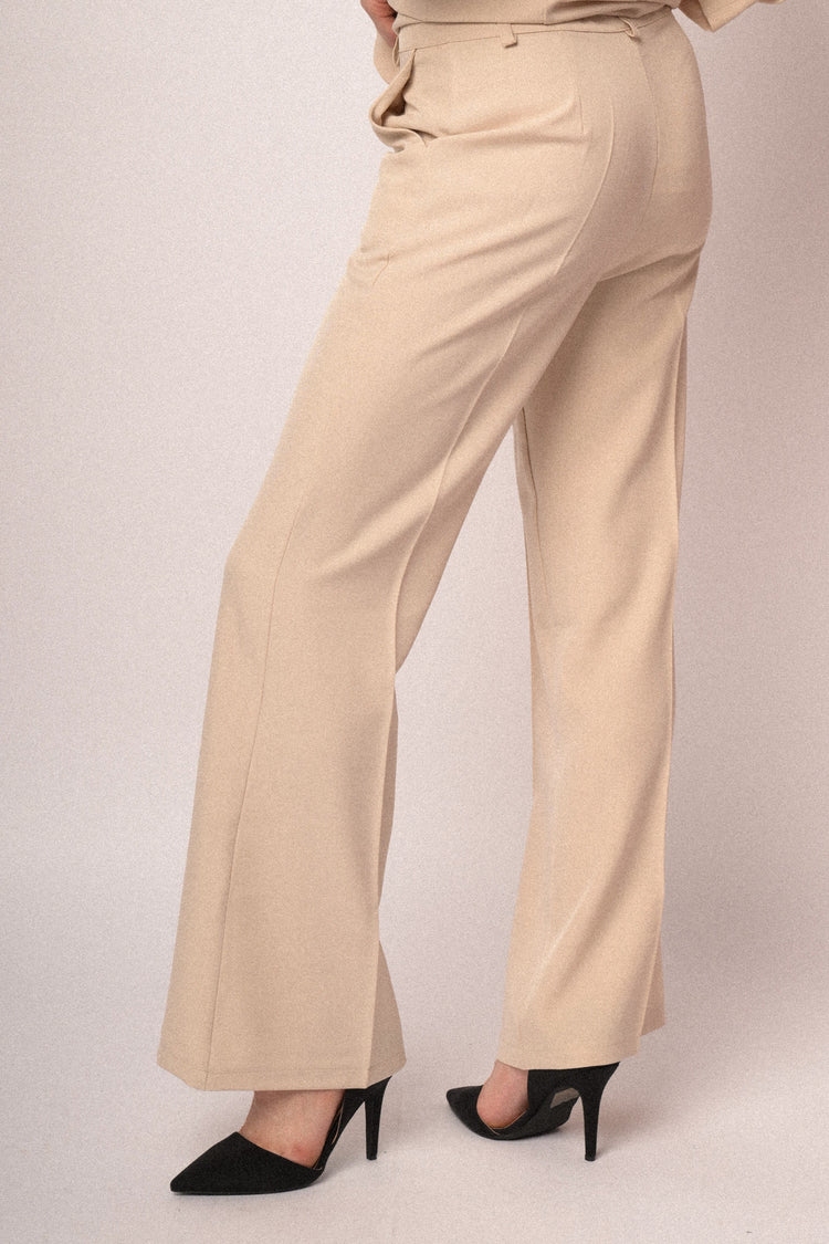 Pantaloni basic a gamba svasata