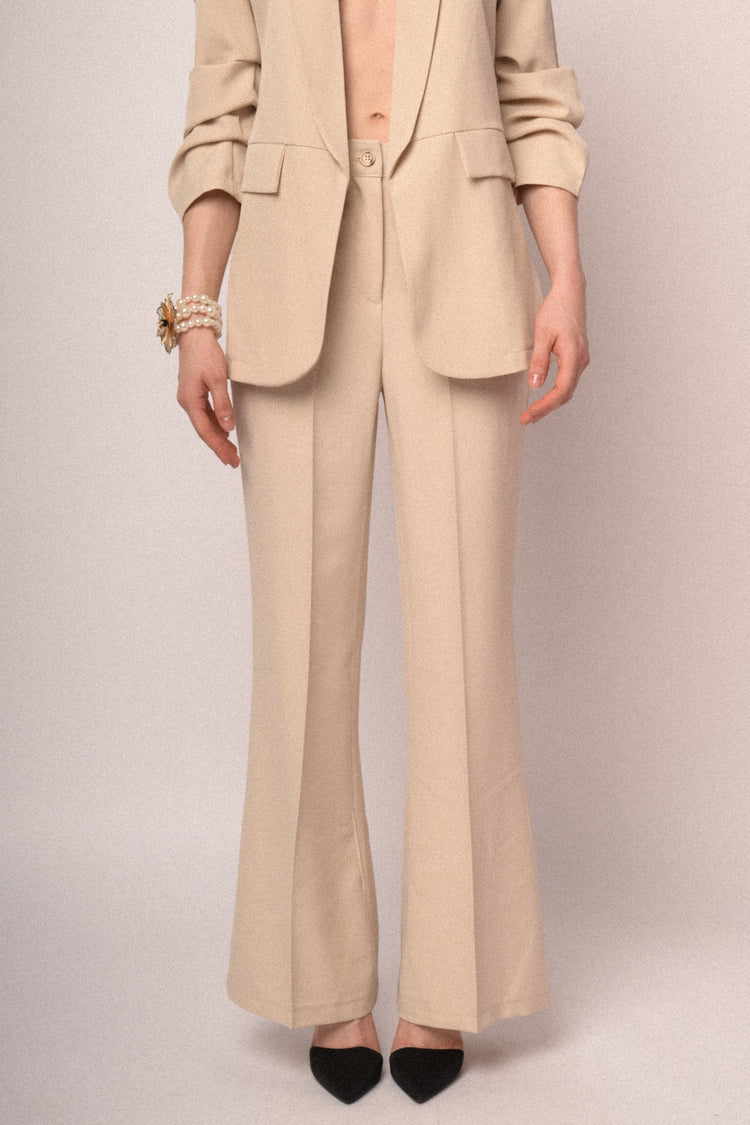 Pantaloni basic a gamba svasata