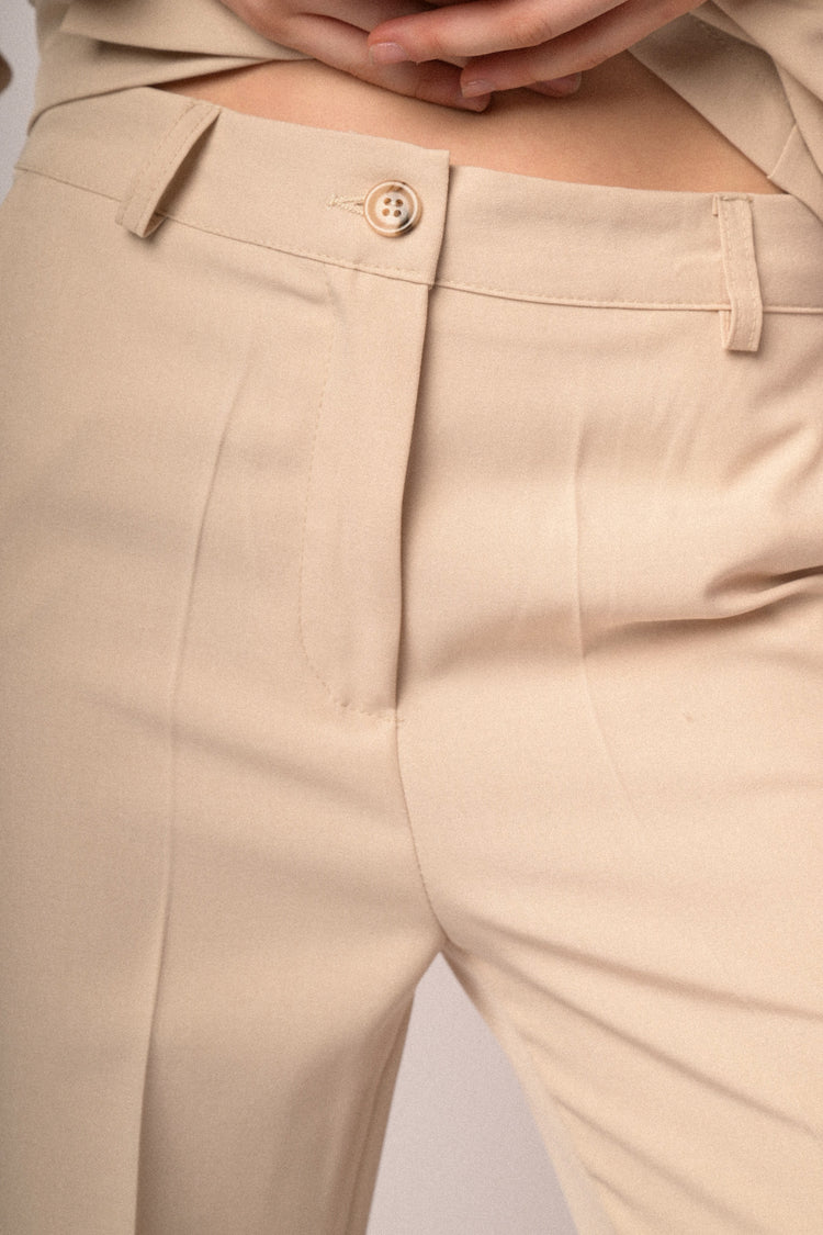 Pantaloni basic a gamba svasata