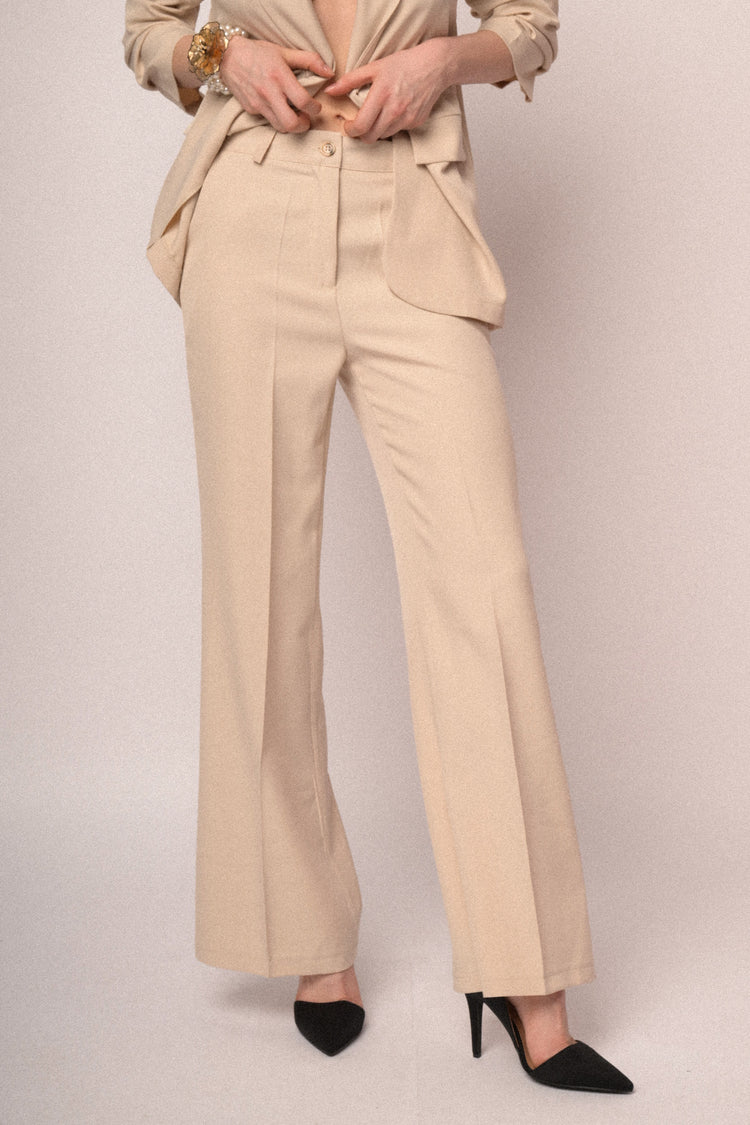 Pantaloni basic a gamba svasata