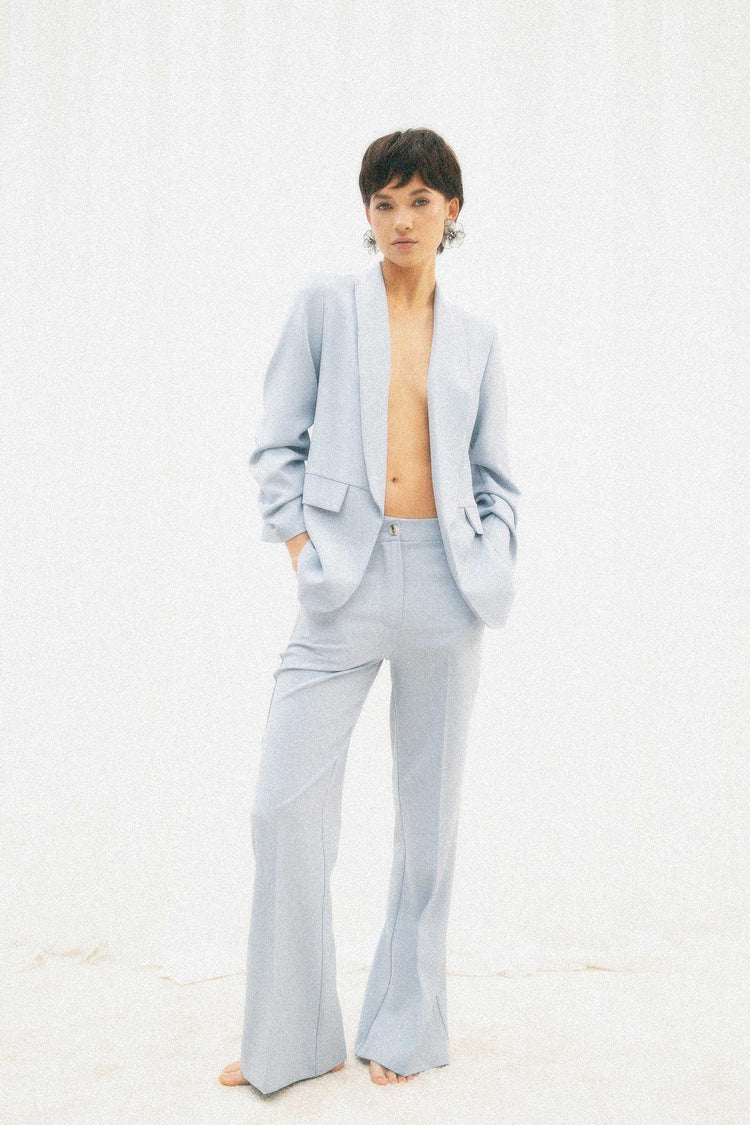 Pantaloni basic a gamba svasata