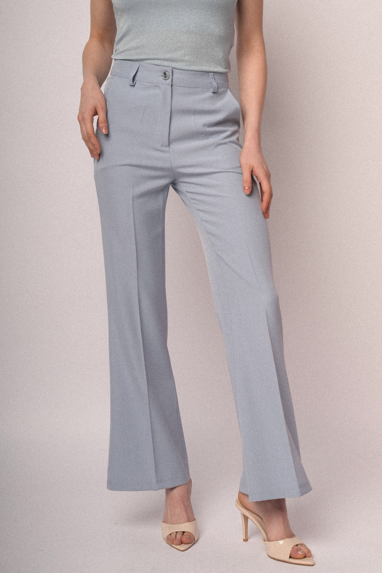 Pantaloni basic a gamba svasata