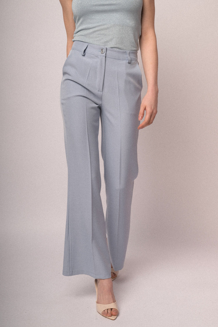 Pantaloni basic a gamba svasata