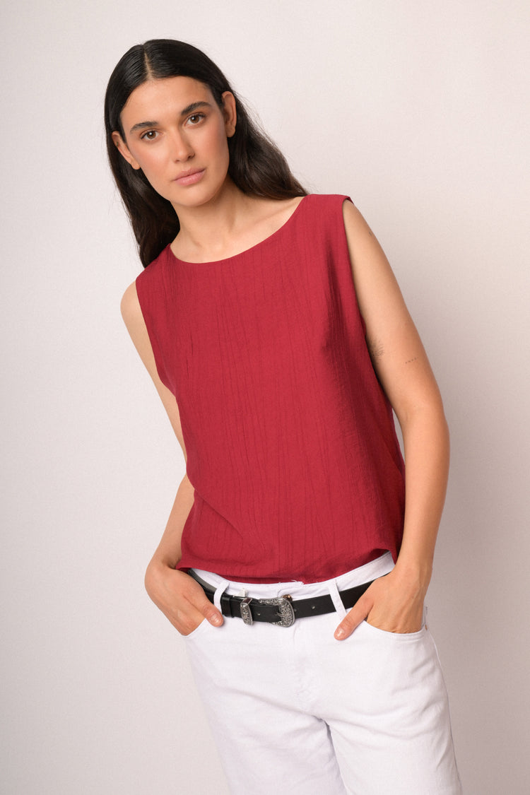 Top smanicato rosso con scollo a barca