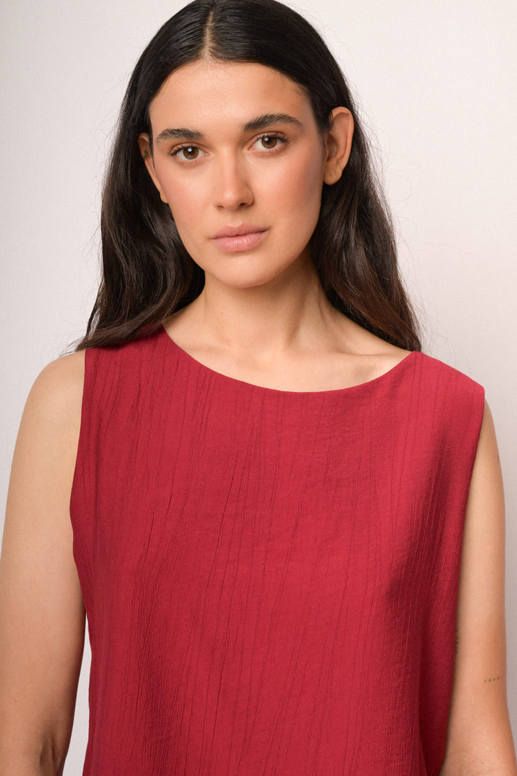 Top smanicato rosso con scollo a barca