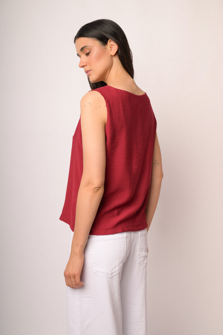 Top smanicato rosso con scollo a barca