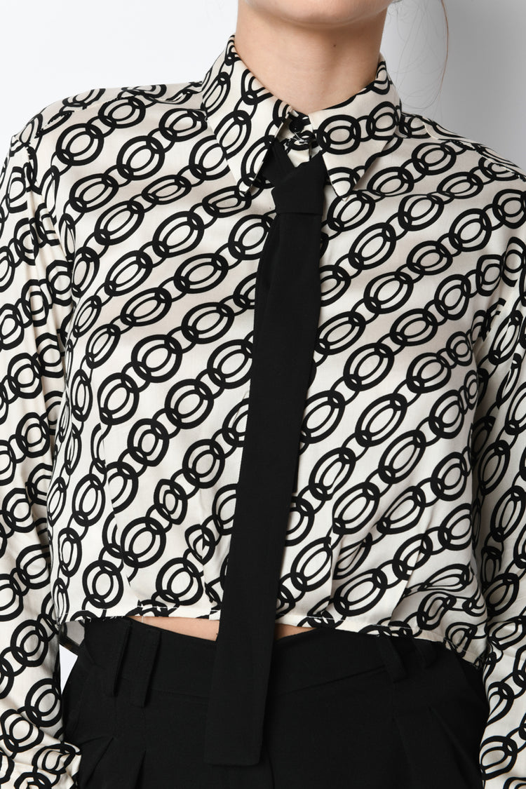 Camicia crop a stampa con cravattino
