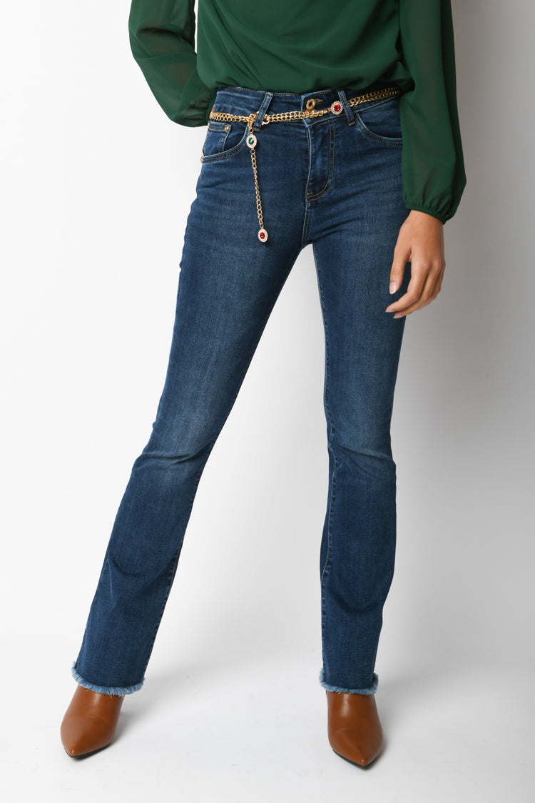 Jeans a zampa con cintura gioiello