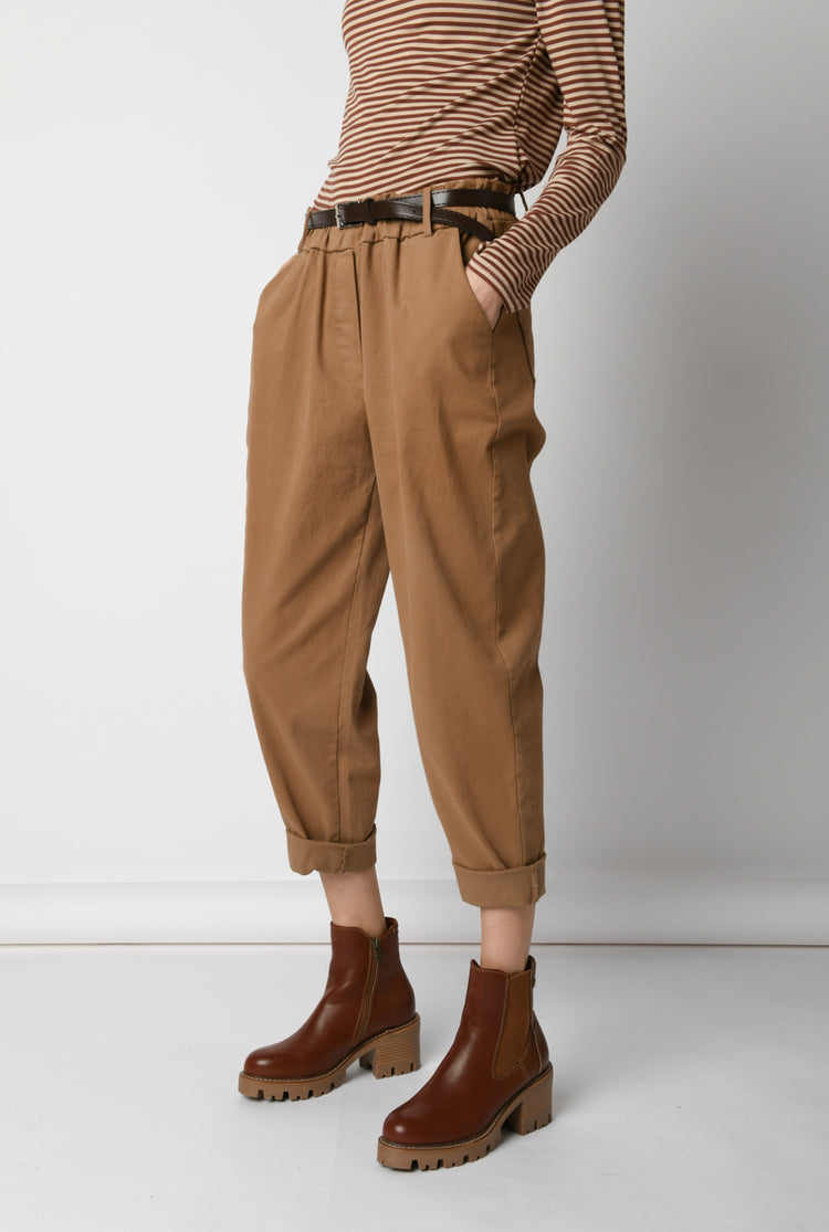 Pantaloni crop con cintura